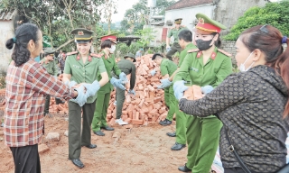 Thanh niên, phụ nữ công an tham gia hoạt động xã hội: Ghi dấu ấn đẹp trong lòng Nhân dân